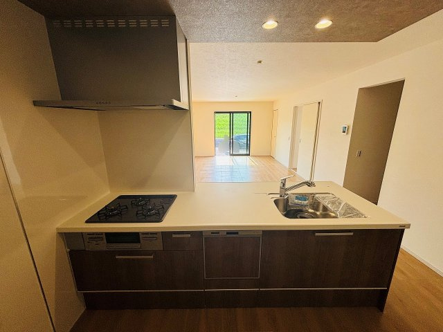 Terrechez中川区中須町2期｜名古屋市の戸建ならホームアップのキッチン|お子様を見守りながらお料理ができるオープン対面キッチン