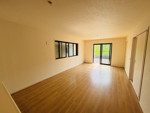 Terrechez中川区中須町2期｜名古屋市の戸建ならホームアップの居間・リビング|南から陽射しが入り明るいリビング