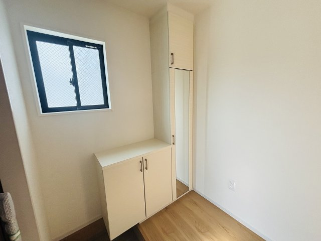 Terrechez中川区中須町2期｜名古屋市の戸建ならホームアップの玄関|収納力あるシューズボックス付き