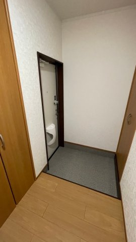 プリマ若松Bの玄関