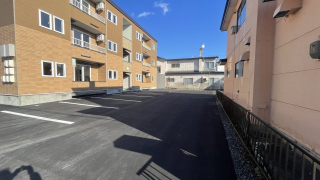 プリマ若松Bの駐車場