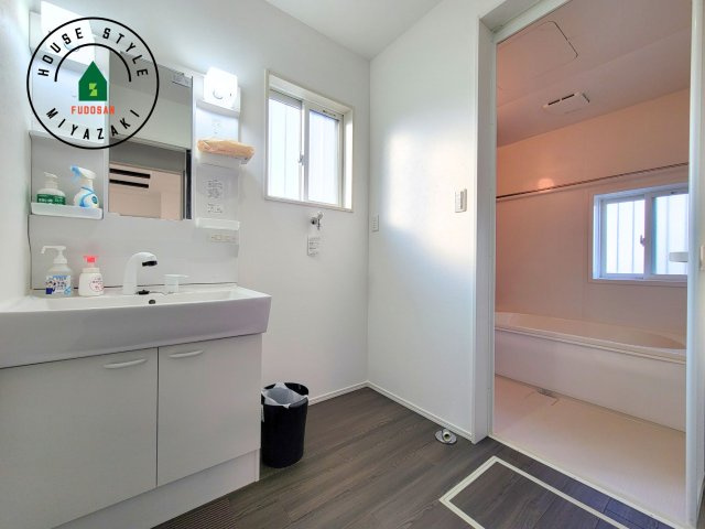 宮崎市赤江モデル（1号棟）の脱衣所|ゆとりの洗面スペースで朝の身支度もスムーズに。暮らしを快適に変えるシャワー付洗面台です！