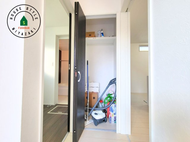 宮崎市赤江モデル（1号棟）の収納|各所に配置された収納スペースは、洋服や小物はもちろんのこと、掃除機や日用予備品・お子様のおもちゃなど様々な物を収納して頂ける便利なスペースです。