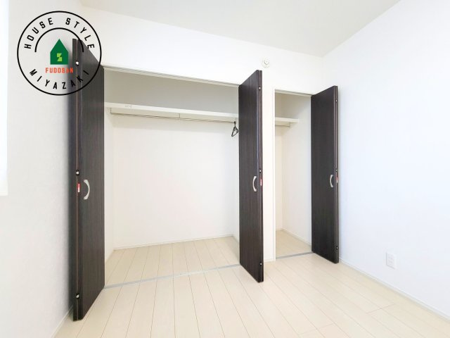 宮崎市赤江モデル（1号棟）の収納|洋服や大きな荷物が多い方や人数の多いご家族などは、一般的なクローゼットよりもウォークインクローゼットのほうが使い勝手が良いです。