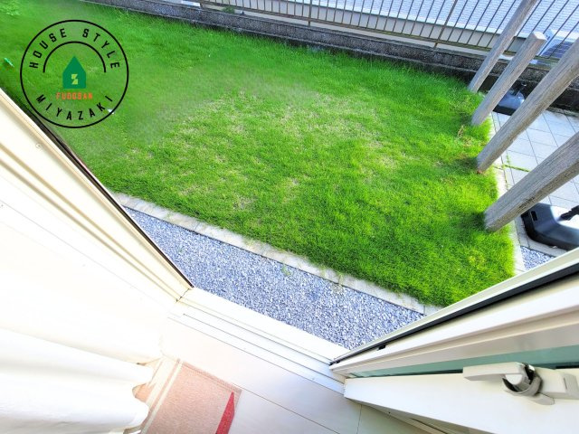 宮崎市赤江モデル（1号棟）のバルコニー|風をしっかりと感じられるバルコニーでは、毎日が洗濯日和です。広々としているので洗濯も楽しくなるでしょうし、気分転換にバルコニーからの眺めを楽しむのもいいでしょう。