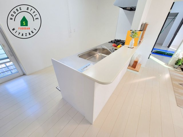 宮崎市赤江モデル（1号棟）のダイニング|キッチンから立ち込める香りが今日の料理を期待させます。