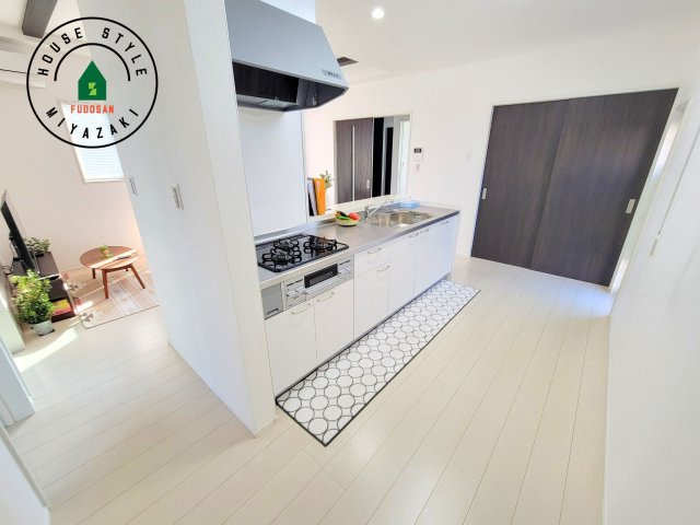 宮崎市赤江モデル（1号棟）のキッチン|ご家族を近くに感じられる対面キッチンのLDK。会話もはずみそうですね。