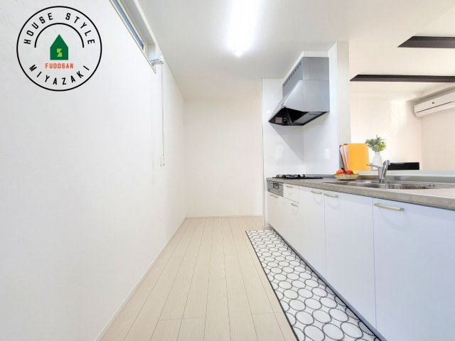 宮崎市赤江モデル（1号棟）のキッチン|ダイニングテーブルへの配膳がラクラク、お料理はかどるカウンター付きシステムキッチン！