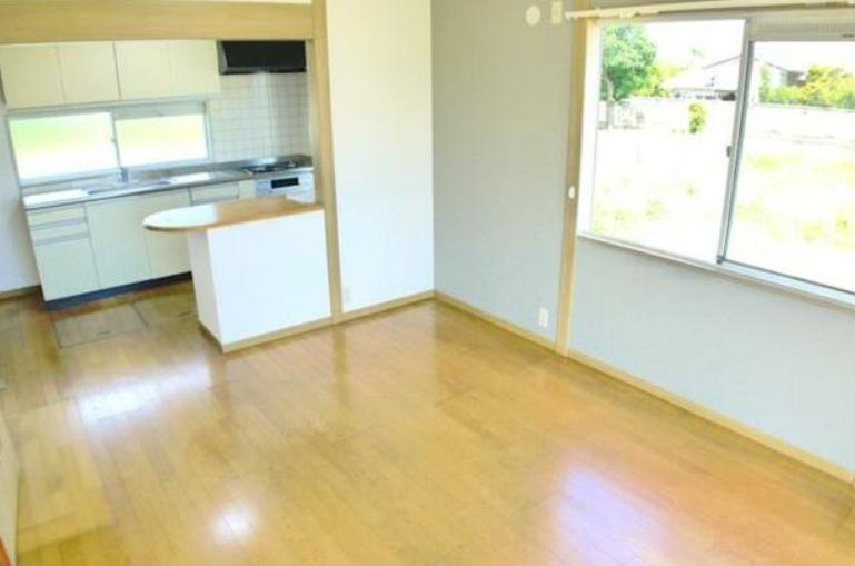 常陸太田市磯部町　中古戸建の居間・リビング|お子様が元気に遊べる広々としたリビングです。