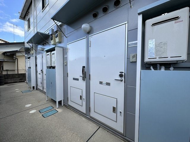 レオパレスアネックスの玄関