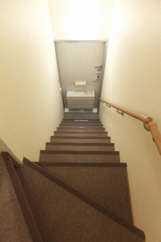 レオパレスアネックスの玄関|シューズボックス