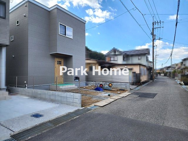 高知市介良中野団地西棟　新築戸建ての前面道路含む現地写真