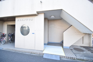 【エントランス】 | お客様を、そして住人を出迎えてくれるマンションのエントランス。ゴミが落ちていないことからも、管理状態の良さや住民の節度の高さが見て取れます。～即日のご見学可能～　お問合せはお気軽にどうぞ。