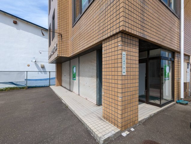 共栄大通8丁目ビルのエントランス