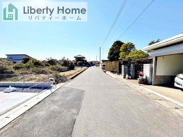 潮来市日の出23-3期　１号棟　新築戸建の前面道路含む現地写真