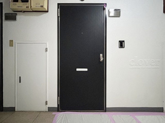 【その他共用部分】 | 皆様をお迎えする、お部屋の玄関ドア。開けやすさや開放角度、ドアノブの操作しやすさや鍵の形状などを、現地で一度ご確認ください。～即日のご見学可能～　お問合せはお気軽にどうぞ。