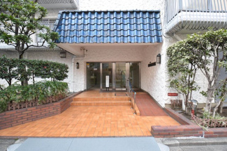 【エントランス】 | お客様を、そして住人を出迎えてくれるマンションのエントランス。ゴミが落ちていないことからも、管理状態の良さや住民の節度の高さが見て取れます。～即日のご見学可能～　お問合せはお気軽にどうぞ。