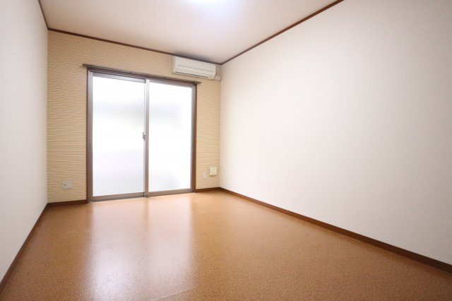 ニューナイスマンションの洋室