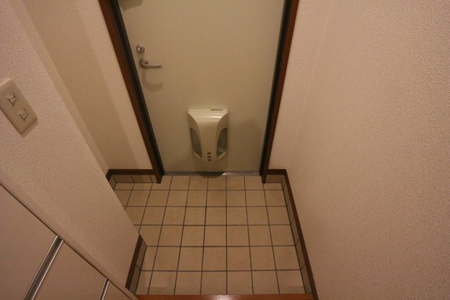 ニューナイスマンションの玄関