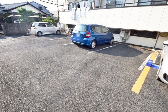 ビーハイブの駐車場