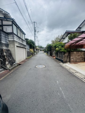 広島市安佐南区相田７丁目　中古一戸建ての前面道路含む現地写真