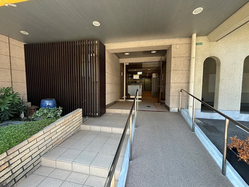 鐘紡夙川台マンションのエントランス|玄関前スロープ