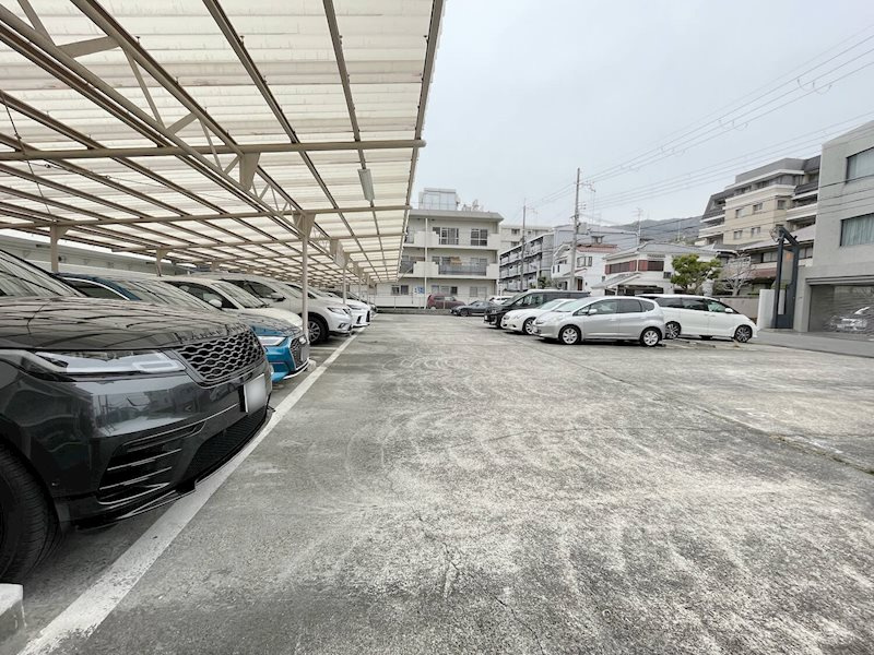 鐘紡夙川台マンションの駐車場|屋外駐車場屋根付きスペースございます。
