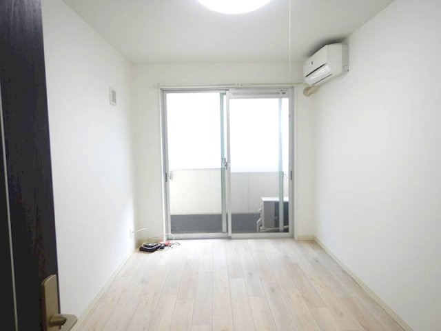 ハウスアイ立花Ⅰの洋室|明るい洋室です