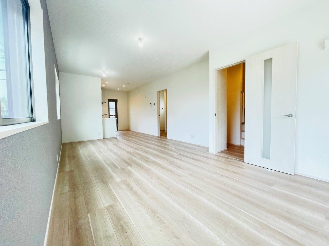 岡崎市百々町第1　新築分譲住宅　全3棟　1号棟の居間・リビング|家族でくつろげる広々としたリビングダイニング。