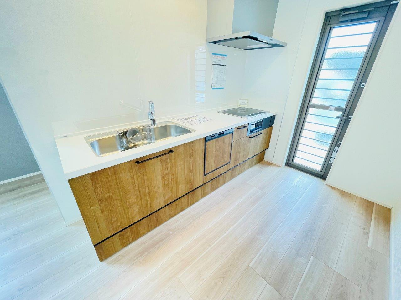 岡崎市百々町第1　新築分譲住宅　全3棟　1号棟のキッチン|広いシステムキッチンでお子様と一緒にお料理もできます。