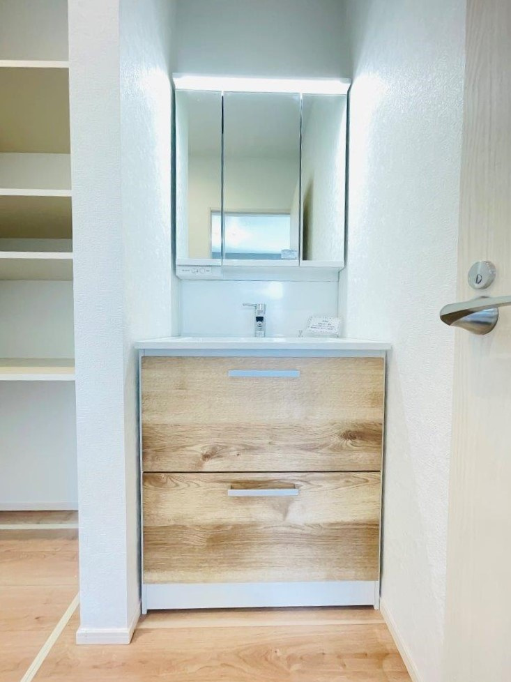 岡崎市百々町第1　新築分譲住宅　全3棟　1号棟の独立洗面台|三面鏡仕様の洗面台！鏡の裏は収納になっています♪