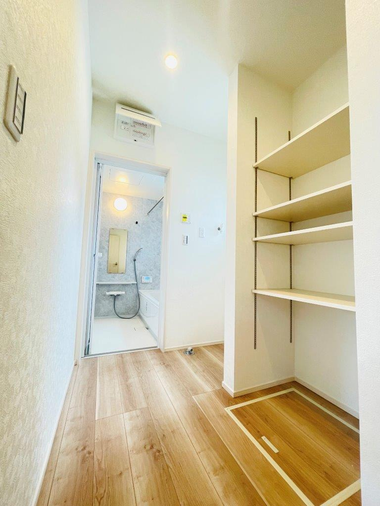 岡崎市百々町第1　新築分譲住宅　全3棟　1号棟の脱衣所|タオルや洗剤を収納可能な可動棚4段。