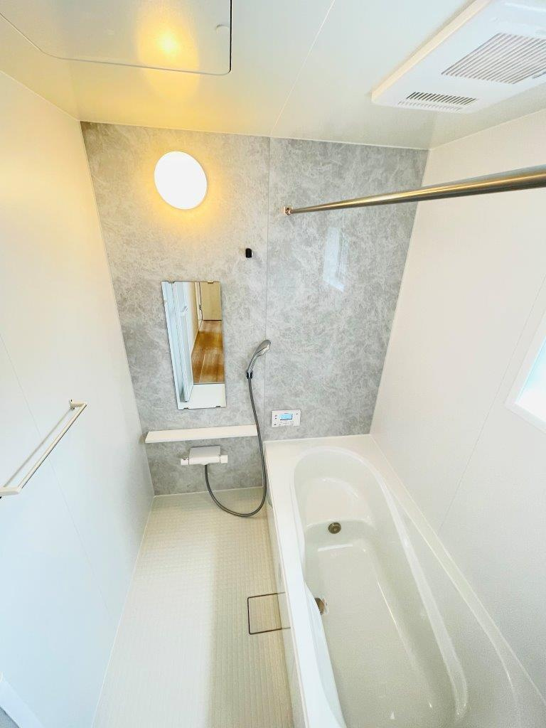 岡崎市百々町第1　新築分譲住宅　全3棟　1号棟の浴室|１坪タイプのユニットバス！浴槽は断熱材入りでお湯が冷めにくいです♪浴室乾燥機で梅雨の時期は洗濯物を乾かせます！