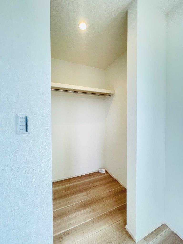 岡崎市百々町第1　新築分譲住宅　全3棟　1号棟の収納|居室にはウォークインクローゼットを完備。家族の衣類がスッキリ片付きます♪