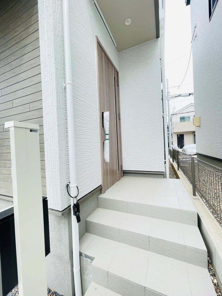 岡崎市百々町第1　新築分譲住宅　全3棟　1号棟の玄関|玄関ポーチがあるので、雨の日でも濡れることがなくドアの開け閉めができます。
