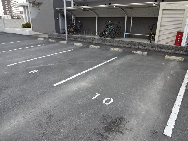 フランディル　オーラの駐車場