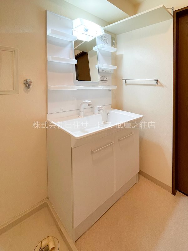 ラ・サンシャインの洗面所|ゆったりとスペースのある洗面所