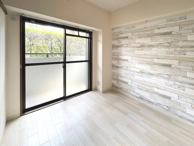 ラ・サンシャインの寝室|広くて明るい寝室