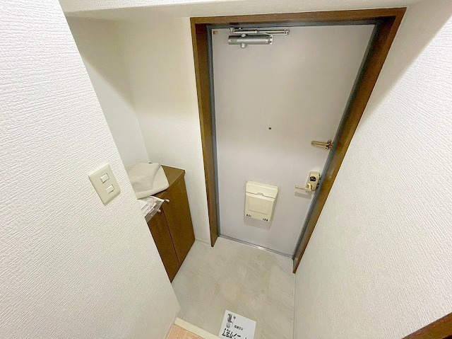 大阪市淀川区西中島７丁目の賃貸マンションの玄関