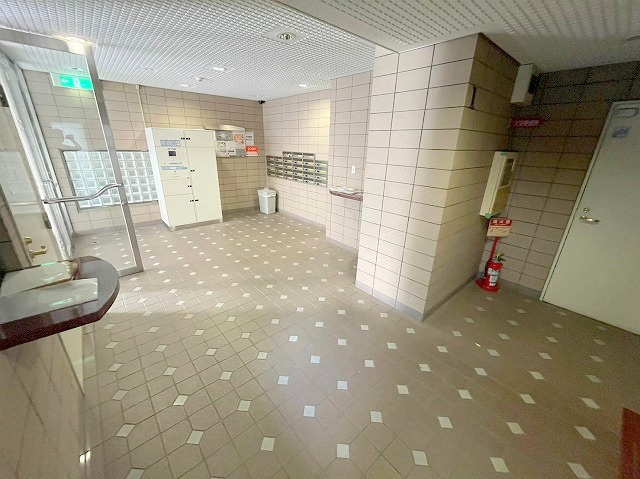 大阪市淀川区西中島７丁目の賃貸マンションのロビー