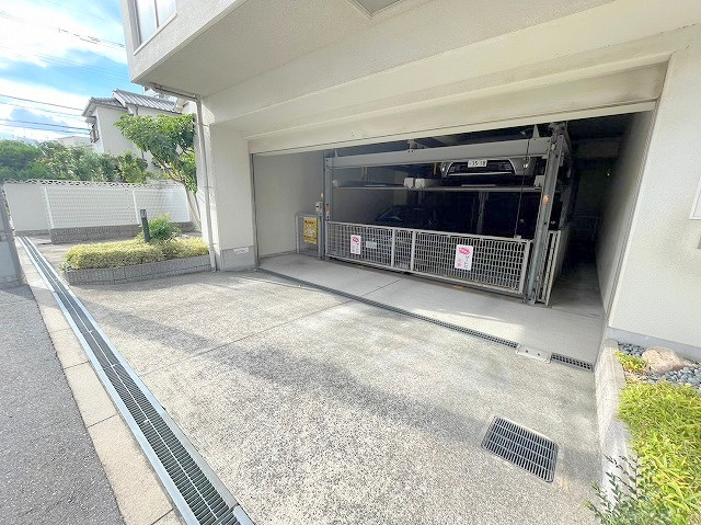 大阪市淀川区西中島７丁目の賃貸マンションの駐車場
