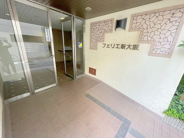 大阪市淀川区西中島７丁目の賃貸マンションのエントランス