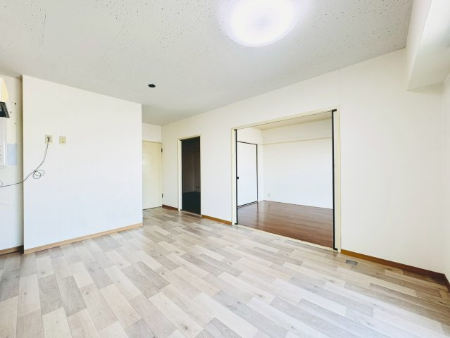 【居間・リビング】 | 豊平アシュウ | 明るい色調の室内です