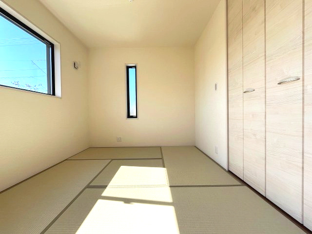 知多郡南知多町内海　新築戸建の和室|フローリングの床に比べて柔らかく転んでも痛くなりにくいのでお子様の遊び場としてご利用いただけるだけでなく、遊び時間からお昼寝時間への動線がスムーズになります♪