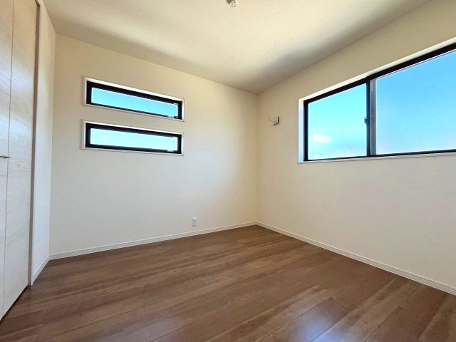 知多郡南知多町内海　新築戸建の洋室|どんな色の家具やインテリアも馴染むシンプルな内装は、あなたらしい空間づくりを存分に楽しめます。