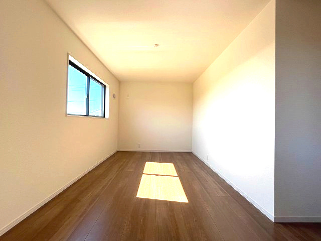 知多郡南知多町内海　新築戸建の洋室|無駄を省いたシンプルなデザインは自由なレイアウトを可能にします。あなたのライフスタイルに合わせて多様な使い方ができる汎用性の高さが魅力です。