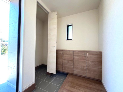 【玄関】 | 知多郡南知多町内海　新築戸建 | 収納が完備されているのでご家族の靴がスッキリ片付きます。
家の顔となる部分なので綺麗な状態でお客様を迎えられるのは嬉しい要素です♪
シューズインクロークにはベビーカーや趣味のゴルフバッグもしまえます！