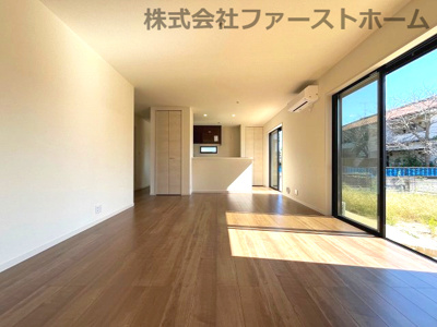 【居間・リビング】 | 知多郡南知多町内海　新築戸建 | 落ち着いた色合いのフローリングとどんなインテリアにも合わせやすいシンプルな壁面。お好みの家具を置いてあなただけの理想の空間がつくれます。