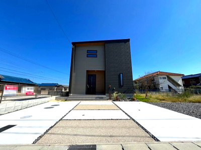 【外観】 | 知多郡南知多町内海　新築戸建 | 駐車6台以上可能！
庭も広々としておりガーデニングや家庭菜園が楽しめます！