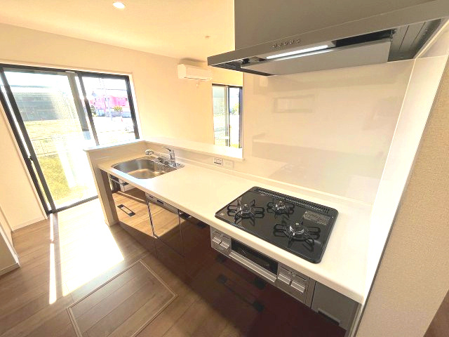 知多郡南知多町内海　新築戸建のキッチン|お料理が楽しくなる機能的で美しいシステムキッチンです。広々としたシンクと十分な調理スペースで毎日の家事がスムーズに行えます。